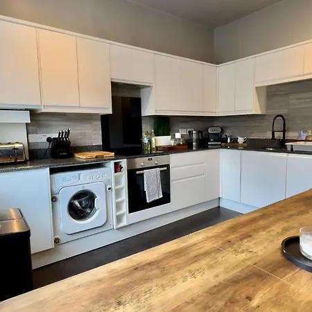 Haywra Apartment Lt By Furnished Accommodation - Central Location - Rare Free Parking - Family Relocation - Business Stays