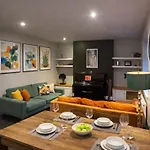 Haywra Lt By Furnished - Location - Rare Free Parking - Family Relocation - Business 아파트
