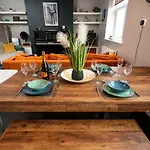 Haywra Lt By Furnished - Location - Rare Free Parking - Family Relocation - Business 아파트 *