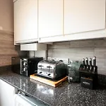 아파트 Haywra Lt By Furnished - Location - Rare Free Parking - Family Relocation - Business 해러게이트
